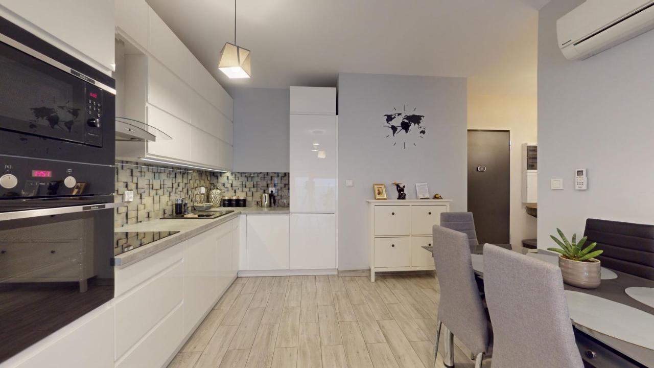 Family House Near The Market Square -Perfect For Family & Business Stays - Ksiecia Witolda Street 500 Steps To Market Square - 2 Bedrooms,2 Parking Places Breslavia Exterior foto